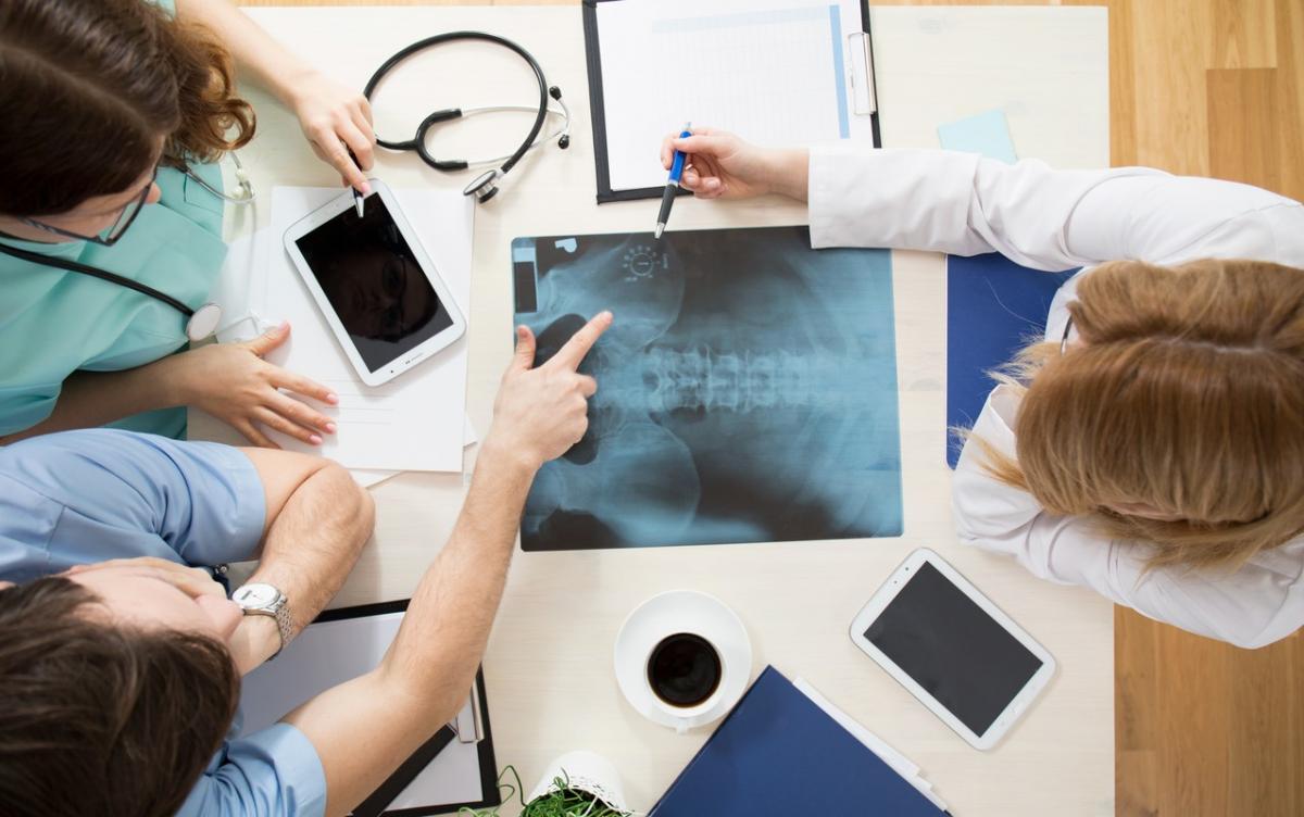 doctors interpreting x-ray image