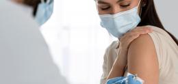 doctor-doing-vaccine-to-patient_crop